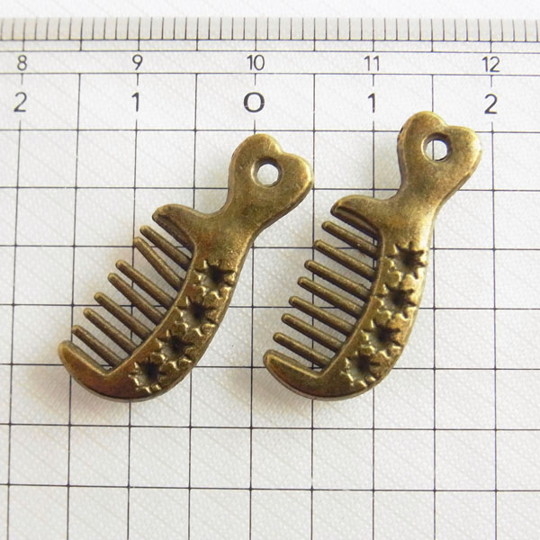 メタルパーツ レディーコーム28個入り アンティークゴールド【4534】〜手芸 アクセサリー パーツ ハンドメイド 手作り 大量 クラフト 安全 おすすめ キーホルダー〜 2