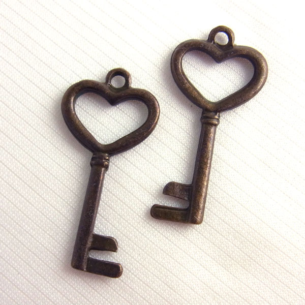 メタルパーツ シンプルハートキー28個入り アンティークゴールド【4536】〜手芸 アクセサリー パーツ ハンドメイド …