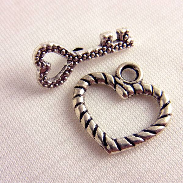 メタルパーツ ハートマンテル10セット入り アンティークシルバー【4547】〜手芸 アクセサリー パーツ ハンドメイド …
