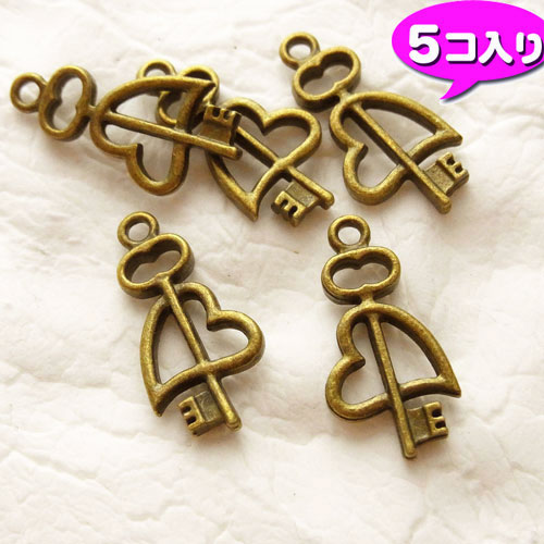 Rakuten - アンティークメタルパーツ 【0401】ハートキー◇5個◇金古美　[98円パック]