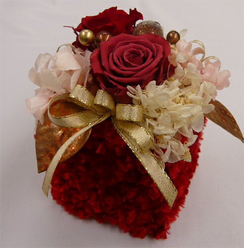 商品説明 各種お祝い・記念日・プレゼント　 花材 バラ・あじさい /プリザーブドフラワー　葉・実物・　アート サイズ 高さ：約13cm/幅：約11cm 　　　　　　　　　　　　　　　　　　　　　　　 大切な方へ贈るお祝いやプレゼントに最適なギフト対応を承ります。 各商品に付いているアイコンの説明は以下の通りです。 ●●●セロファンでのラッピングになります。　　詳細　　●●● ●●●商品により　カードタイプになる場合があります。　●●● ●●●商品により　カードタイプになる場合があります。　●●● ●●●御用途に合わせた　メッセージカードのご用意があります。　詳細●●● ●●●代筆となります。●●●　　*プリザーブドフラワーギフトトップページへ　　　　*メッセージカード・ラッピング等について ご予算から選ぶ &nbsp;プリザーブドフラワー 　 取り扱いの注意 　・生花を特殊加工してあるため　水やりの必要はありません。 　・湿気を嫌うため　水がお花にかかることのない様ご注意ください。 　・梅雨の時期はできるだけ風通しの良い場所に置いて下さい。 　・保管状況〔埃・光・触圧〕にはご注意下さい。 　・ライト焼け、日焼けをして　色あせることがあります。 　・デリケートなので　お花を直接強く触ると　花びらが　切れたり　崩れたりする可能性があります。 　・お花の色が　他のものに　着色する場合がございます。カーテンや　壁などにつけて飾ることのないよう ご注意下さい。 　・商品の移動等動かすときは、十分にご注意下さい。 　　約3年はこのままの状態で　楽しんで頂けます。 　　商品をお届けの際、透明のフィルムにて　ラッピングいたします。 　　そのまま飾って頂いても大丈夫です。 　　専用の　ケース等もご用意しております。 　 商品には　上記のご注意事項の用紙を　同封させていただきます。