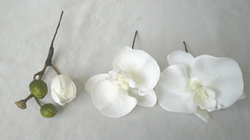 フラワーギフト　ブルーマートのヘッドドレス/ヘッド花　胡蝶蘭　白　造花　【bouqet】成人式　七五三　卒業式　和装　ウエディング｜アングル2