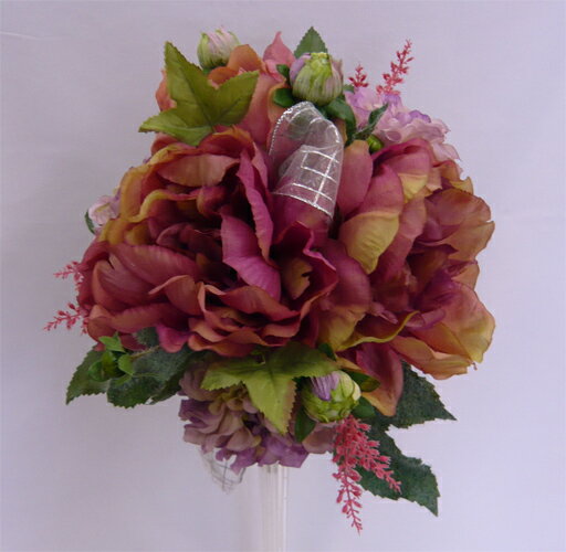 こちらのブーケはアートフラワー〔造花〕です。 お受け取りご希望日をお知らせ下さい。 商品説明 ウエディングブーケ　ブーケ・ブートニア・コサージピン付 花材 ダリア・バラ・グリーン/アートフラワー（造花） サイズ 横幅：約21cm　ラウンドブーケタイプアートフラワー（造花）ブーケ・ドレスのお色合いにあわせお選び下さい。 &nbsp; ウエディング ドレスに合わせる 造花ブーケ ピンクや赤の ドレスに合わせる 造花ブーケ オレンジ・緑 等のレスに 合わせる 造花ブーケ ブルー・水色 に合わせる 造花ブーケ&nbsp; 和装用　 造花ブーケ　&nbsp; 造花・ミニブーケ&nbsp; トス用にも &nbsp;