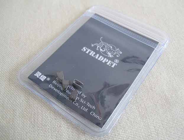 新素材を採用!STRADPET・ストラドペット / バイオリン・ビオラ用ブリッジクリップ チタニウム製 titanium Bridge Clip in gun grey 4 in 1 package