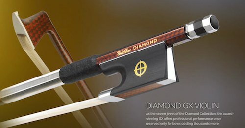 ●米国のカーボン弓の代表的なメーカーとして知られているCodaBow。洗練されたグラファイトファイバー弓は歴史的に優れた弓を研究し製作されカーボンファイバー先進的な材料を古くからの伝統と融合致しました。CODA BOW社の製品は米国にて全て手作りされています。 ●ダイアモンドコレクションの上位機種であるダイアモンドGXは、古くからの職人業と最新技術の融合を最高の形で実現したモデルです。プロの演奏家のために設計されたGXは、これまでペルナンブーコ材で作られた最高級の弓でしか実現できなかった演奏を可能にします。 ●本商品は正規代理店品です。アフターサービス等についても誠意をもって万全の体制で受け付けさせて頂きます。 ■スペック■ ●サイズ：4/4 ●材質：グラファイトファイバー ●サムグリップ：モロッコ皮 ●巻き線：スターリングシルバー（純銀） ●フロッグ：プレミアムエボニー ●アジャスター：ゴールド＆白蝶貝 ■付属品● ●none米国のカーボン弓の代表的なメーカーとして知られているCodaBow。洗練されたグラファイトファイバー弓は歴史的に優れた弓を研究し製作されカーボンファイバー先進的な材料を古くからの伝統と融合致しました。CODA BOW社の製品は米国にて全て手作りされています!