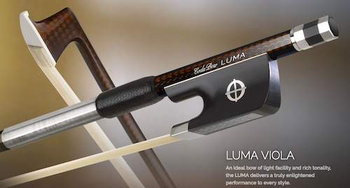 ●米国のカーボン弓の代表的なメーカーとして知られているCodaBow。洗練されたグラファイトファイバー弓は歴史的に優れた弓を研究し製作されカーボンファイバー先進的な材料を古くからの伝統と融合致しました。CODA BOW社の製品は米国にて全て手作りされています。 ●LUMA(ルマ)はボアラン・ラミー・トマッサンといった歴史的な銘弓の影響を受けており、軽さと音色の両方を求めるプレイヤーにとって理想的な弓です。コーダボウの代表モデルであるダイアモンドシリーズよりもわずかに軽いLUMAは、弓製作の歴史が遺した現代弓デザインへの模範とも言うことができ、フィドル・ジャズ・クラシックと、あらゆるスタイルでより良い演奏を可能にします。軽量で俊敏なレスポンスが可能であり、強度と柔軟性のバランスが秀逸です。 ●本商品は正規代理店品です。アフターサービス等についても誠意をもって万全の体制で受け付けさせて頂きます。 ■スペック■ ●サイズ：4/4 ●材質：グラファイトファイバー ●サムグリップ：モロッコ皮 ●巻き線：スターリングシルバー（純銀） ●フロッグ：Xebony (Engineered Ebony) ●アジャスター：ニッケルシルバー＆白蝶貝 ■付属品■ ●none米国のカーボン弓の代表的なメーカーとして知られているCodaBow。洗練されたグラファイトファイバー弓は歴史的に優れた弓を研究し製作されカーボンファイバー先進的な材料を古くからの伝統と融合致しました。CODA BOW社の製品は米国にて全て手作りされています!