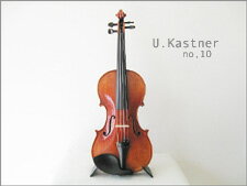 Ute Kastner ウーテ ケストナー No.10・2011年製 佐久間聡一 ”音色に定評のあるプレーヤー”として 大阪フィルハーモニー交響楽団セカンドバイオリン・トップ奏者を務めた後、ドイツに居を移し、現在は世界的にご活躍のバイオリニスト『佐久間聡一さん」をお迎えし、演奏とバイオリンの特徴をわかりやすく解説頂きました。 【佐久間さんのコメント】 倍音が良く鳴り、非常に質の高い上品な音色がするバイオリンです。 ●1989〜1991年、マイスター L.Sandnerにバイオリン製作を学び、1991〜1995年、Vogtland（フォクトランド）のいくつもの工房にて経験を積む。その後、Markneukirchen（マルクノイキルヘン） の大学にて応用美術（楽器製造）を研究し、2000年にマイスター称号を取得、自身の工房を設立する。 ●楽器本体の印象ですが、倍音が良く鳴り、非常に質の高い上品な音色がするバイオリンです。丁寧に作られたドイツマイスターメイドの素晴らしさ堪能下さい。 ●当店ではすべて専門家による調整後に発送させて頂いております。ご連絡を頂ければ、いつでも店頭にて試奏できますのでお気軽にご来店ください。 ●アフターサービス等についても誠意をもって万全の体制で受け付けさせて頂きます。 【送料無料にて発送致します！】 ※北海道、沖縄地方（離島）、代引発送をご希望のお客様に関しましては別途お見積もりを 致します。 ★商品に関してのお問合せ、在庫確認等は06-6628-0088もしくはshop@bloomz.jpまでご連絡下さい。また、店鋪販売をしている関係上、在庫切れの場合もございますので予めご了承下さい。 スペック ●サイズ ： 4/4 ●表板 ： スプルース単板削り出し ●裏板 ：メイプル単板削り出し ●側板 ：メイプル単板 ●ネック ： メイプル ●指板 ： エボニー ●糸巻き、顎当て、テールピース ： エボニー 付属品 ●付属品：none1989〜1991年、マイスター L.Sandnerにバイオリン製作を学び、1991〜1995年、Vogtland（フォクトランド）のいくつもの工房にて経験を積む。 その後、Markneukirchen（マルクノイキルヘン） の大学にて応用美術（楽器製造）を研究し、2000年にマイスター称号を取得、自身の工房を設立する。 楽器本体の印象ですが、、倍音が良く鳴り、非常に質の高い上品な音色がするバイオリンです。丁寧に作られたドイツマイスターメイドの素晴らしさ堪能下さい。 当店ではすべて専門家による調整後に発送させて頂いております。
