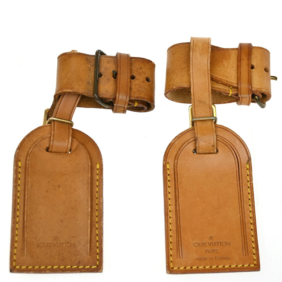 ブランド名 LOUIS VUITTON ルイヴィトン 商品名 ネームタグ ラゲッジタグ ポアニエ 2個セット カラー/素材 ブラウン/レザー 型番 - シリアル・製造番号 - サイズ タグ全長 約 9 cm .幅 約 5.5 cm ホールまで 約 9～ 14 cm ハンドル/ショルダーストラップ 約 - cm/約 cm- cm 付属品 なし ポケット 外 - 内 - 商品状態 外側 B- 傷や汚れ等が全体的に分かる使用感のある中古品 内側 B- 傷や汚れ等が全体的に分かる使用感のある中古品 におい 　なし その他 [外側]・キズ、スレ、シミがあります。《商品状態は画像をご確認ください》（SKU）：PH460CR1 S 新品・未使用品 SA 展示品、中古品でも超美品 A 傷や汚れはあっても全体的に綺麗な中古品 AB 状態がそこまで悪くない通常の中古品 B 傷や汚れ等が全体的に分かる使用感のある中古品 BC かなり使い込んで使用感のある中古品 C かなり使い込んだ上に壊れかけの中古品 D 見た目も酷く難があるジャンク品 （Z） 補修等がしてある、又は一部使用に影響があり補修が必要なもの