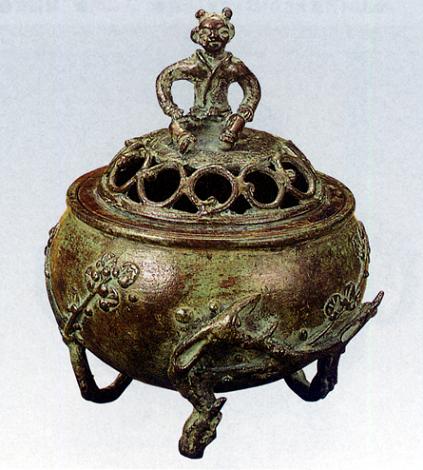 高岡銅器　香炉・香立て 作者 須賀月芳 素材 蝋型青銅(ブロンズ)製 付属 桐箱入り サイズ（センチ） 高さ：約12．3×幅：約9．0×奥行：約9．0 高岡銅器 高岡銅器は、1611年二代目加賀藩主前田利長が、高岡築城に際し、城下の繁栄をは...