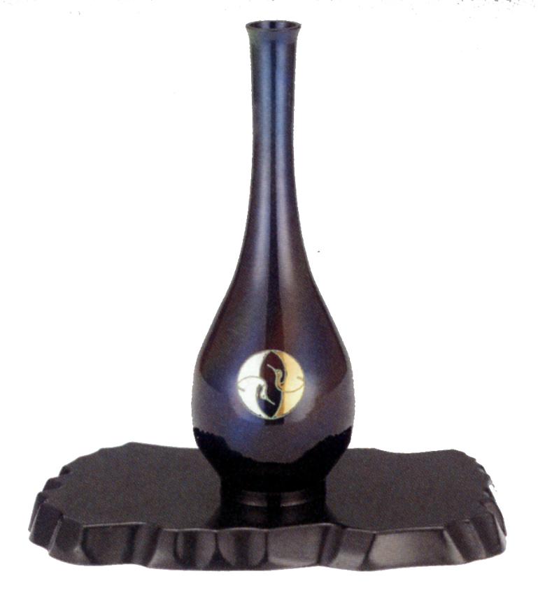 高岡銅器　花器・花瓶 素材 青銅（ブロンズ）製 サイズ（センチ） 高さ約18．6×幅：約6．4×奥行：約6．4 高岡銅器 高岡銅器は、1611年二代目加賀藩主前田利長が、高岡築城に際し、城下の繁栄をはかる産業政策として鋳物師を招き、鋳物工場を開設した事が始まりです。 花器、仏具等の鋳物に彫金を主体とする唐金鋳物を作り出したことにより発展し、明治期にはパリ万国博覧会などで世界的に名を馳せました。 昭和50年には、日本で最初に国の伝統工芸品産地の指定を受け、新商品の開発・需要の開発・人材の養成に努めています。 製品は卓上置物から、ブロンズ像、大仏にまで及び全国の生産量の90％以上を占めています。 ※ 高岡 銅器 銅製 ブロンズ 青銅 鍛造 かき かびん 花入れ 花生け 華道具 華道 茶道具 茶道 茶花 花入れ 花鋏 薄端 うすばた 釣船 獅子口 水盤 広口 細口 インテリア花瓶 インテリア花器 仏具 三具足 五具足青銅(ブロンズ)製化粧箱入り