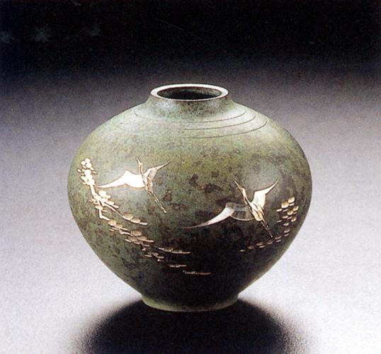 Rakuten - 花器・花瓶■　花瓶　嵯峨(彫金)　■敷板付　青銅(ブロンズ)製　紙箱入り【高岡銅器】