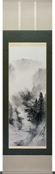 山水　水墨山水※商品は1品1品の制作の為、画像と図柄、書体、寸法、表装裂地の色、柄等が多少異なることがございます 作者 中沢樹芳 作者の紹介 昭和16年生まれ岐阜県在住画伯歴程美術会員　美術年鑑掲載 サイズ 尺五立標準寸法： 巾：54.5cm・高さ：190cm ※ 稀に一時的な品切れが発生することがあり、発送に若干のお時間を頂くことがございます。 （1品1品制作する商品の為） その場合は事前に連絡さしあげます山水とは深い山、流れる川、木々や岩など大自然の景色です。 単なる風景画ではなく、道教や禅の教えとともに日本に伝えられた画のモチーフには一つ一つ意味があり、世間のしがらみから遠く離れた、心穏やかな世界が表現されています。墨の濃淡だけで巧みに表現された水墨山水は、見るときによって春夏秋冬、朝昼夜、雨や晴、無限の世界観を生み出してくれます。 サイズ 尺五立 標準寸法：巾：54.5cm・高さ：190cm 桐箱収納