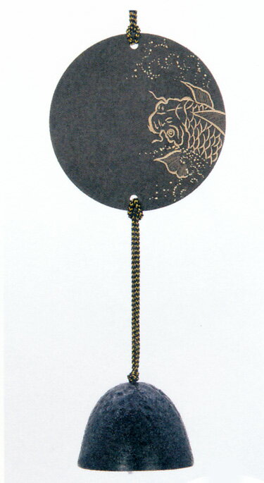 高岡銅器　風鈴 素材 かざり：真鍮／鈴：鉄製 サイズ（ミリ） かざり：約1×約70×約70　鈴：約35×約45×約45 高岡銅器 高岡銅器は、1611年二代目加賀藩主前田利長が、高岡築城に際し、城下の繁栄をはかる産業政策として鋳物師を招き、鋳物工場を開設した事が始まりです。 花器、仏具等の鋳物に彫金を主体とする唐金鋳物を作り出したことにより発展し、明治期にはパリ万国博覧会などで世界的に名を馳せました。 昭和50年には、日本で最初に国の伝統工芸品産地の指定を受け、新商品の開発・需要の開発・人材の養成に努めています。 製品は卓上置物から、ブロンズ像、大仏にまで及び全国の生産量の90％以上を占めています。※ フーリン フウリン ふうりん 鐘鈴 風鐸 風鈴祭り 風鈴まつり 風鈴市 鉄風鈴 おすすめ 風鈴 ウインドチャイム ウインドベル【風鈴】繊細で華麗、日本の伝統を今に伝える。金属に鏨と金槌を使い彫刻を施す「彫金」職人の手により繊細かつ鋭く刻み込まれた文様は、いまにも飛び出しそうな躍動感と金属の煌めく美しさが魅力です。日本の伝統文化と職人技の織り成す芸術的な風鈴です。