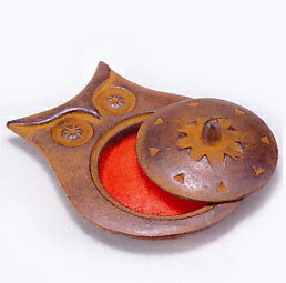 高岡銅器　文具 朱肉池 作者 馬場忠寛 素材 鋳鉄製 サイズ（センチ） 高さ：約3．0×幅：約11．2×奥行約8．6 高岡銅器 高岡銅器は、1611年二代目加賀藩主前田利長が、高岡築城に際し、城下の繁栄をはかる産業政策として鋳物師を招き、鋳...