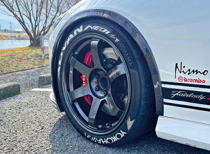 ■メーカー：　SPEED FORME(スピードフォルム)■商 品 名：　フェンダートリム/カーボン■車種：　フェアレディZ■型式：　RZ34■素材 ：　綾織カーボン(3K)■特徴 ：　存在感はしっかりと、純正のデザインを損なうことなく、より自然な装着感で、フロント・リアともに、視覚的に約15mmのローダウン効果を実現。よりスタイリッシュなフォルムへ変貌させます。出幅約10mm、ダウン幅約15mmとなります。■注意 ：　未塗装、最終仕上げ状態ではございませんので、仮合わせ後にクリアコート仕上げをお勧めしております。■品 番 ：　RZ34-FTM-CB＜代引発送はお受けできません。＞＜沖縄・離島配送不可＞※お取寄せ商品の為、事前に在庫状況をご確認下さい。　欠品時は、半年以上の納期となる場合が御座います。製品名SPEED FORME(スピードフォルム) フェンダートリム/カーボン フェアレディZ RZ34商品説明 S30Zを彷彿させるデザインのオマージュと、現代的でシンプルなデザイン要素を融合させながら、機能性をも兼ね備えています。■メーカー：　SPEED FORME(スピードフォルム)■商 品 名：　フェンダートリム/カーボン■車種：　フェアレディZ■型式：　RZ34■素材 ：　綾織カーボン(3K)■特徴 ：　存在感はしっかりと、純正のデザインを損なうことなく、より自然な装着感で、フロント・リアともに、視覚的に約15mmのローダウン効果を実現。よりスタイリッシュなフォルムへ変貌させます。出幅約10mm、ダウン幅約15mmとなります。■注意 ：　未塗装、最終仕上げ状態ではございませんので、仮合わせ後にクリアコート仕上げをお勧めしております。■品 番 ：　RZ34-FTM-CB備考 ※お取寄せ商品の為、事前に在庫状況をご確認下さい。※欠品時は、半年以上の納期となる場合があります。※ご注文後の納期クレーム・キャンセルはお受けできませんので、ご注意下さい。発送詳細＜沖縄・離島配送不可＞　　■メーカーより通常運送便で発送　　　＜代引発送不可＞　　■ご入金確認後、3〜4営業日中に発送（欠品時除く）※沖縄・各県離島地域は配送不可となりますのでご注意ください。　(お届け先が沖縄・各県離島地域場合は、ご注文をキャンセルさせて頂きます。）
