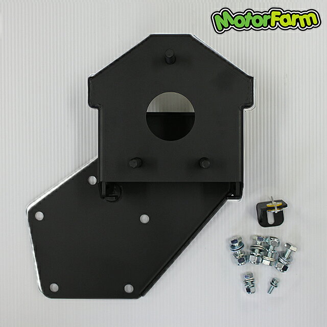■メーカー：　Motor Farm (モーターファーム)■商 品 名：　タイヤ移動ブラケット（斜上げ）■適合：　ジムニー JB23■仕様：　スチール製　黒メッキ仕上げ■特徴：ジムニーJB用スペアタイヤ移動ブラケットです。 リアバンパー交換時、ナンバー移動時の必需品！ スペアタイヤを右斜め上に移動して取り付けます。 オフセット量は右方向に120mm、上方向に130mm。 ボルトオンで簡単装着が可能です。 奥行調整付きで太いホイール、オフセットの深いホイールでも取り付けられます。■注意 ：　※車検非対応となりますので、車検時は取り外す必要が御座います。＜代引発送はお受けできません。＞＜沖縄・離島配送不可＞※お取寄せ商品の為、事前に在庫状況をご確認下さい。　欠品時は、2〜3ヶ月以上の納期となる場合が御座います。製品名Motor Farm (モーターファーム) タイヤ移動ブラケット（斜上げ） ジムニー JB23商品説明 リアショートバンパー交換時、ナンバー移動時の必需品！■メーカー：　Motor Farm (モーターファーム)■商 品 名：　タイヤ移動ブラケット（斜上げ）■適合：　ジムニー JB23■仕様：　スチール製　黒メッキ仕上げ■特徴：ジムニーJB用スペアタイヤ移動ブラケットです。 リアバンパー交換時、ナンバー移動時の必需品！ スペアタイヤを右斜め上に移動して取り付けます。 オフセット量は右方向に120mm、上方向に130mm。 ボルトオンで簡単装着が可能です。 奥行調整付きで太いホイール、オフセットの深いホイールでも取り付けられます。■注意 ：　※車検非対応となりますので、車検時は取り外す必要が御座います。■品番：　TIBBN備考 ※お取寄せ商品の為、事前に在庫状況をご確認下さい。※欠品時は、2〜3ヶ月の納期となる場合があります。※ご注文後の納期クレーム・キャンセルはお受けできませんので、ご注意下さい。発送詳細＜沖縄・離島配送不可＞　　■メーカーより佐川急便で発送（運送便が変わる場合もあります。）　　　＜代引発送不可＞　　■ご入金確認後、3〜4営業日中に発送（欠品時除く）※沖縄・各県離島地域は配送不可となりますのでご注意ください。　(お届け先が沖縄・各県離島地域場合は、ご注文をキャンセルさせて頂きます。）