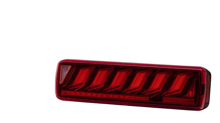 VOLVO/UD トラックス純正採用サイズ！ アンロック＆ロックアクション、スターティング＆エンディングアクション機能搭載！■メーカー：　花魁 OIRAN JAPAN■商 品 名：　トラック用LEDテールランプ COMBO炎V■カラー：　レッドレンズ/グロスブラック■仕様　：　サイドマーカー無■品番：　OCHVN-RG-5-ULASEA-2■商品説明：　VOLVOやUDトラックスに純正採用されているVIGNAL社製テールランプと同サイズでスモール、ブレーキ、ウインカー、バックランプ、サイドマーカーランプ、ライセンスランプ(左テールOP機能)、リアフォグランプ機能搭載のオールインワンモデル！ 新オプション機能、キーレス操作でモーション点灯「アンロック＆ロックアクション」と「スターティング＆エンディングアクション」機能を採用したテールランプです！ ■VOLVO、UDトラックスに純正採用テールサイズ VOLVOやUDトラックスに純正採用されているVIGNAL社製テールランプと同サイズ。 オールインワンの置き換え型で、コネクタ形状、ボルト穴位置なども純正と同じため置き換えるだけの簡単装着。 別売りの変換ハーネス(品番：OTH-HV5-1)を使用すれば、他車種※へのカプラーオン装着が可能です。 ※車種により、追加で車種別変換ハーネス、各キャンセラーが必要になります。 ■高輝度オールLEDテールランプ スモールランプ、ブレーキランプ、ウインカーランプ、バックランプ、サイドマーカーランプ、リアフォグランプ※1全てに高輝度LEDを採用したオールLEDモデル。 高輝度624LED＆12LEDライトバーを使用しています。 LEDライトバーによる点灯が幻想的なリアビューを演出し、スタイリッシュに彩ります。 また、リアフォグランプブレーキ機能※2を搭載し、ブレーキ点灯面積が増え、後続車からの視認性が向上します。 フルLEDテールランプで圧倒的な存在感を放ちます。 ※1.リアフォグランプ機能無し車の動作には配線作業が必要となります。 ※2.リアフォグランプブレーキ機能を公道で使用した場合、保安基準不適合となります。　　 ■通常運送便での発送　　　「沖縄、離島への発送は不可」　　　※お届け先が沖縄、離島となっている場合はご注文をキャンセルさせて頂きます。　　　「代引発送不可」　　 ■ご入金確認後、3〜4営業日中に発送（欠品時除く）製品名花魁 OIRAN JAPAN トラック用LEDテールランプ COMBO炎V レッドレンズ/グロスブラック サイドマーカー無 (OCHVN-RG-5-ULASEA-2)商品説明 VOLVO/UD トラックス純正採用サイズ！ アンロック＆ロックアクション、スターティング＆エンディングアクション機能搭載！■メーカー：　花魁 OIRAN JAPAN■商 品 名：　トラック用LEDテールランプ COMBO炎V■カラー：　レッドレンズ/グロスブラック■仕様　：　サイドマーカー無■品番：　OCHVN-RG-5-ULASEA-2■商品説明：　VOLVOやUDトラックスに純正採用されているVIGNAL社製テールランプと同サイズでスモール、ブレーキ、ウインカー、バックランプ、サイドマーカーランプ、ライセンスランプ(左テールOP機能)、リアフォグランプ機能搭載のオールインワンモデル！ 新オプション機能、キーレス操作でモーション点灯「アンロック＆ロックアクション」と「スターティング＆エンディングアクション」機能を採用したテールランプです！ ■VOLVO、UDトラックスに純正採用テールサイズ VOLVOやUDトラックスに純正採用されているVIGNAL社製テールランプと同サイズ。 オールインワンの置き換え型で、コネクタ形状、ボルト穴位置なども純正と同じため置き換えるだけの簡単装着。 別売りの変換ハーネス(品番：OTH-HV5-1)を使用すれば、他車種※へのカプラーオン装着が可能です。 ※車種により、追加で車種別変換ハーネス、各キャンセラーが必要になります。 ■高輝度オールLEDテールランプ スモールランプ、ブレーキランプ、ウインカーランプ、バックランプ、サイドマーカーランプ、リアフォグランプ※1全てに高輝度LEDを採用したオールLEDモデル。 高輝度624LED＆12LEDライトバーを使用しています。 LEDライトバーによる点灯が幻想的なリアビューを演出し、スタイリッシュに彩ります。 また、リアフォグランプブレーキ機能※2を搭載し、ブレーキ点灯面積が増え、後続車からの視認性が向上します。 フルLEDテールランプで圧倒的な存在感を放ちます。 ※1.リアフォグランプ機能無し車の動作には配線作業が必要となります。 ※2.リアフォグランプブレーキ機能を公道で使用した場合、保安基準不適合となります。 ■アンロック＆ロックアクション(以下ULA)・スターティング＆エンディングアクション(以下SEA)機能搭載 （※オプション機能どちらか一方） 欧州車などのテールランプに搭載されている機能で、同梱のオプションハーネスを接続することでキーレス操作にてアンロック時ロック時(ULA)または、イグニッションON時、イグニッションOFF時(SEA)にテールランプが躍動感ある点灯アクションをします。 ※機能の動作には常時電源、イグニッション電源への接続が必要です。 ※ご注意　スターティング＆エンディングアクション機能は検査員の見解によっては保安基準不適合と判断される場合がありますので公道での使用はしないでください。 ※ULA機能はアンロック時2回、ロック時1回のハザードアンサーバック機能搭載車両に適合。 ■シーケンシャルウインカー（流れるウインカー）採用！ ※保安基準適合 ※各車緊急制動表示灯付き車両対応 法改正により日本国内でも保安基準適合となった「シーケンシャルウインカー」を採用！ もちろん保安基準に適合し、配線の接続を一部変更することで、「流れる」「流れない」の設定可能です。■付属品：　・配線一式 ・バックブザー(オプション機能) 車両の仕様に応じて、付属のバックブザーを接続することで、 車両後退時にブザーを鳴らし、周囲に注意喚起することができます。 ・ライセンスランプ(オプション機能) 日本国内ではご使用いただけません。■保障：　■保安基準適合・1年保証 保安基準適合製品です。（スターティング＆エンディングアクション、リアフォグランプブレーキ機能除く） 保証期間内であっても、下記の場合は保証致しません ◆保証書及び納品書の提示がない場合 ◆保証書の字句を書き換えられた場合 ◆取付作業、使用上の誤り、不注意、過失による故障・損傷・水漏れ ◆不当な修理、改造及び分解による故障・損傷・水漏れ ◆火災・地震・風水害、異常電圧、公害などその他天災地変による故障・損傷・水漏れ ◆交通事故による故障・損傷・水漏れ ◆適合車種以外に使用したことによる故障・損傷・水漏れ ◆車両の他の部分へ及ぼした故障・損傷 ◆取付け、取外しに関わる作業工賃 ■注意事項：　他車種に装着の際は、変換ハーネス(品番：OTH-HV5-1)、ハイフラキャンセラー(品番：OERM-020-N)、車種別変換ハーネス(花魁HP参照)が必要になります。 また、球切れ警告付車両は別途キャンセラー(品番：OERO-V2)が必要です。 取扱説明書をご覧ください。 ※リアフォグランプ機能無し車の動作には配線作業が必要となります。 ※サイドマーカーありの場合、横方向から点灯している箇所が全面見える状態で装着してください。 ※付属のライセンスランプは日本国内ではご使用いただけません。※写真はイメージ画像となります。備考 ※お取り寄せ商品の為、メーカー欠品時は納期が掛かる場合が御座います。　お急ぎの場合は、事前に在庫状況をご確認ください。発送詳細　　 ■通常運送便での発送　　　「沖縄、離島への発送は不可」　　　※お届け先が沖縄、離島となっている場合はご注文をキャンセルさせて頂きます。　　　「代引発送不可」　　 ■ご入金確認後、3〜4営業日中に発送（欠品時除く）