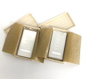 ブランド名 ：井嶋金銀工業　IJIMA 商品名: 純銀 インゴット ingot 500g×2本(1,000g) 付属品：桐箱×2、弊社発行の品質保証書 サイズ: H12.5cm×W:6.5cm×D:0.5cm　 素材: /シルバー/SV999.9 井嶋金銀工業の純銀インゴット500g×2本(1kg)の販売になります。 未開封の状態になります。画像で白く加工している箇所に個体番号の打刻があります。 個体によりビニール袋に汚れなどがある場合がございます。 銀製品なので錆びや劣化ではなく、硫化により少々のヤケ、変色が生じている場合が御座います。 ※相場商品になるために、注文後のキャンセルや受け取り後の返品交換は出来かねます。 ※注文確定後、3日以内で入金をお願いいたします。 ※桐箱は一箱に500gバーを各々一個の桐箱に収納しての発送となります。 ※未開封の袋入りですが袋にスレ、本体に銀製品特有の変色箇所がある場合がございます。 ※本体番号は複数お買い上げいただいた場合でも連番での用意は出来かねます。 ※桐箱の仕様、サイズは時期により変更される場合が御座います。 商品番号：DIJ1000 ※桐箱サイズや薄葉氏のカラーは在庫状況によって変更される場合が御座います。 当店では他にも石福金属工業,徳力本店等のシルバーインゴット 500g,1kgも扱っております。純銀インゴット シルバー999.9 桐箱2箱付き 1kg　500gバー×2本