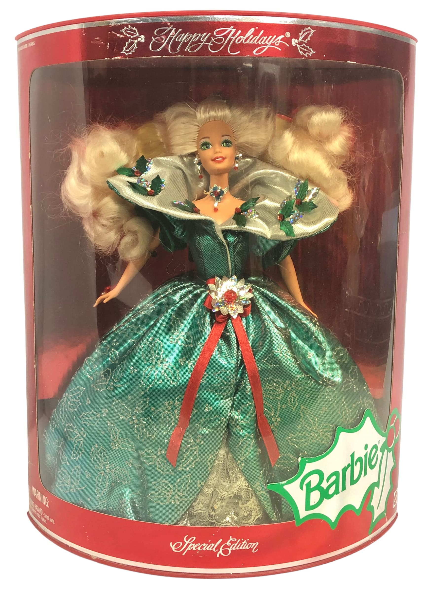 商品名：Mattel - Barbie 1995 Happy Holidays Barbie Special Edition Doll 付属品：ブラシ　サイズ：約H35×W28.5×D11センチ 程度： 未使用　 コメント・・・未使用品のバービー人形です。1995年製になります。 状態：こちらのお品物は未使用ですが保管品の為、箱に経年による少々の傷み、プラスチックの変色等が御座います。生来ついていたと思われるネックレスを固定するゴムのようなものが劣化により外れてしまっております。 なお未開封品の為詳細は不明になります。 商品番号：BA004