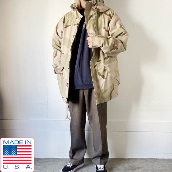 ■商品番号 D152-18-0006 ■商品名 2000年製 実物 米軍 ECWCS GEN1 ゴアテックスパーカー 3Cデザートカモ M-R 迷彩 00s ミリタリージャケット USA製 D152 ■生産国 アメリカ ■SIZE 表記　MEDIUM-REGULAR 肩幅　計測不可 身幅　約63.0cm 袖丈　約70.0cm(脇から) 裄丈　約90.0cm 着丈　約75.5cm(襟下から) 着用モデル　172cm,62kg ■商品説明 アメリカから買い付けたアイテムです。 2000年製の米軍 ECWCS デザートカモ ゴアテックス パーカーです。 真夏以外の3シーズン着用できる便利な点に加え、デザイン的にも完成された逸品。 PARKA,COLD WEATHER,DESERT CAMOUFLAGE記載。フロントはYKKダブルジップ。 生地裏にGORE-TEX,GORE-SEAM記載入り。脇部分にベンチレーションジップ付き。 この次の世代からはライニング生地が付かないのですが、ライニング生地は滑りも良くていいディテールだと思います。 フードにボタン付きモデル。 袖やボディーに細かな汚れなどはありますが、生地に張りが残り着用感が薄い貴重なコンディションの一着。 まだまだ着用いただけます 希少化が進む米軍のオリジナル品。手に入るうちに是非ご検討ください。