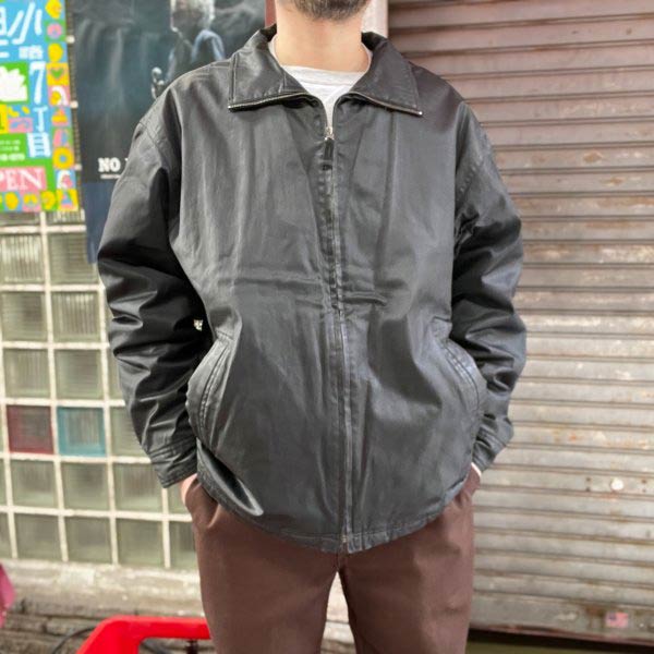 ■商品番号 D149-18-0102 ■商品名 90s OLD GAP オールド ギャップ PUコーティング コットン ジャケット 黒 XL ブラック 短丈 ショート ビンテージ D149 ■生産国 CHINA ■素材 SHELL：100%COTTON WITH POLYURETHANE COATING BODY LINING：100%POLYESTER SLEEVE LINING：100%NYLON ■SIZE 表記　XL 肩幅　約59.5cm 身幅　約69.0cm 袖丈　約63.0cm(肩から) 着丈　約73.0cm(襟下から) 着用モデル　172cm,62kg ■商品説明 アメリカから買い付けたアイテムです。 1990年代頃のOLD GAP(オールド ギャップ)ポリウレタンコーティング コットンジャケットです。 鈍い光沢間のあるワックスジャケットのような見た目ですが、コットンにウレタンコーティングを施して撥水生地にしているというジャケット。 ジップは襟先まであるのでジップを上まで閉めるとスタンドカラーの様にもなります。とにかくルックスの良い一着です。 ジップ付きの両胸内ポケット。こちらもジップ付きのハンドウォーマーポケット。左肘部分にもジップポケットが付く珍しいディテール。 フリースのキルティングライニング付き。袖先はスナップボタンで絞ることができます。 襟元に多少スレや汚れ、袖先の一部や裾に擦り切れ、左肘のポケットのジップヘッドが当たる部分に擦り切れ穴。 フリースライナーに毛玉。背中に横線状に深いシワ癖などもあり使用感はありますが、まだまだ着用いただけます。 ニュービンテージの筆頭ブランド「GAP」ですが、ラルフと比べてもカジュアル色が強く、デザインもルーツを持たない先進性が感じられたりと魅力的なアイテムが多いですね。 こういったレアアイテムを探すのもこれからの古着の楽しみになりそうです。 ゆったりと今っぽく着用いただけるXLサイズという点も魅力的です。是非ご検討ください。