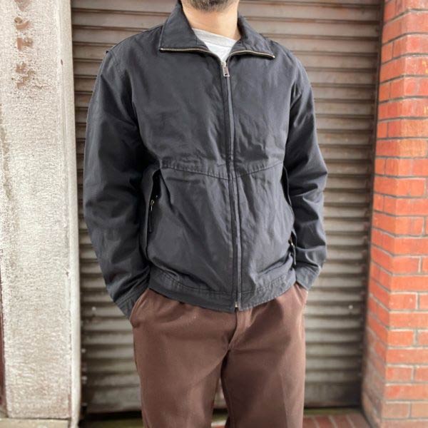 ■商品番号 D149-18-0103 ■商品名 OLD GAP オールド ギャップ ナイロン×コットン ショート ジャケット M 短丈 黒or黒に近い濃紺系 ビンテージ D149 ■生産国 KOREA ■素材 SHELL：55%NYLON,45%COTTON BODY LINING：100%COTTON SLEEVE LINING：100%NYLON ■カラー 黒もしくは黒に近い濃紺系です ■SIZE 表記　M 肩幅　約50.0cm 身幅　約59.0cm 袖丈　約63.5cm(肩から) 着丈　約68.0cm(襟下から) 着用モデル　172cm,62kg ■商品説明 アメリカから買い付けたアイテムです。 OLD GAP(オールド ギャップ)のナイロン×コットン ショートジャケットです。 ジップは襟先まであるのでジップを上まで閉めるとスタンドカラーの様にもなります。ルックスの良い一着です。 ナイロンとコットンの混紡生地ですが、ナイロン感が強めの粗目の織り感。 ライニングはコットンですが、袖は滑りの良いナイロンに切り替わっており着やすくなっています。 両胸内ポケット。ジップ付きハンドウォーマーポケット。袖先はスナップボタン留めです。 背面両肩部分はアクションプリーツとなっており、GAPらしい着心地の良さを考慮した作り。 メイン・ポケットともYKKジップ。 背面右肩側の縫い付け部の脇部分に手縫いのリペアが施されています。 左手側のポケットのジップエンドに折り込み部分のほつれがありますが支障はありません。 他細かな擦れや汚れなど使用感はありますが、まだまだ着用いただけます。 ニュービンテージの筆頭ブランド「GAP」ですが、ラルフと比べてもカジュアル色が強く、デザインもルーツを持たない先進性が感じられたりと魅力的なアイテムが多いですね。 こういったレアアイテムを探すのもこれからの古着の楽しみになりそうです。こちらもとてもオススメ。 是非ご検討ください。