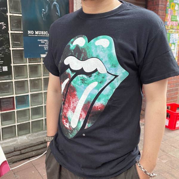 楽天古着屋 BRIDGE美品 ローリングストーンズ バンドTシャツ 宇宙 半袖Tシャツ 黒 MD オフィシャル品 ブラック ベロ 舌 ロックT 銀河 D143【中古】【古着】【メンズ】【通販】【BTSM】