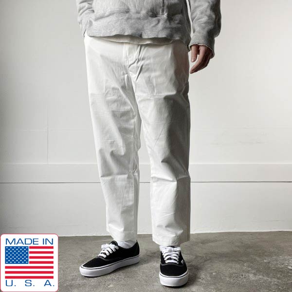 ■商品番号 D145-25-0040 ■商品名 新品 USA製 J.BRAND チノパン 実寸W35 白系 ワークパンツ アメリカ製 カリフォルニア製 未使用品 デッドストック D145 ■生産国 アメリカ ■素材 記載なし(コットン系) ■商品説明 アメリカから買い付けたアイテムです。 新品・デッドストック J.BRAND チノパンです。 デニムブランドとして設立されたブランドなのでタグにインディゴ染めの注意事項が入っています。 ほんの少し起毛感のあるピーチスキンのような柔らかな生地 脇割 YKKジップ バックポケットはしつけ糸で塞がった状態ですので、着用前にお取りください。 カジュアルなスタイリングと相性が良いアイテムです。 サイズ表記はインチ表記ではないようですので、実寸をご参照ください。 ウエストバンド内に滲んだマジック書きのような部分や右腰に小さな汚れなど 保管時の若干の汚れはありますが、未使用品ですので問題なく着用いただけます。 レングスは短めの為、少し腰で合わせてクロップドパンツとして履くと 抜け感が出てリラックスした雰囲気で合わせていただけます。 希少化が進むアメリカ製です。是非ご検討ください。 ■注意事項 ※ご使用のディスプレイにより表示される画像の色が異なる場合がございます。 ■SIZE 表記　　　29(実寸W35 L24.5) ウエスト　約89.0cm 総丈　　　約90.5cm 股下　　　約62.5cm 股上　　　約28.5cm ワタリ幅　約32.0cm 裾幅　　　約20.5cm 着用画像 シルエットの参考用画像になります。サイズ感をお伝えするものではありません。 　