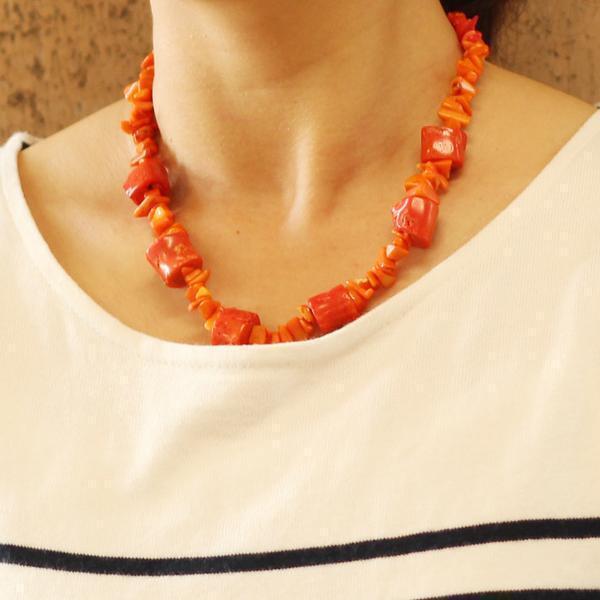 ※品質には万全を期していますが、天然素材であるため模様や形状が 異なる場合があります ※色落ちの原因となりますので汗や雨に触れたり、高温多湿での着用を お控え下さい【サイズ・素材】全長 約48cm 素材 珊瑚（染色） 約13×15mm【留意事項】 ※サイズや色が画像と異なる場合がございます ※画像内に使用している装飾品や他アクセサリーは商品に含まれません ※留め具の形状等が予告無く変更になる場合がございます