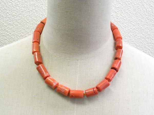 ※品質には万全を期していますが、天然素材であるため模様や形状が異なる場合があります ※色落ちの原因となりますので汗や雨に触れたり、高温多湿での着用をお控え下さい【サイズ・素材】全長 約46cm 素材 珊瑚（染色）【留意事項】 ※サイズや色が画像と異なる場合がございます ※画像内に使用している装飾品や他アクセサリーは商品に含まれません ※留め具の形状等が予告無く変更になる場合がございます