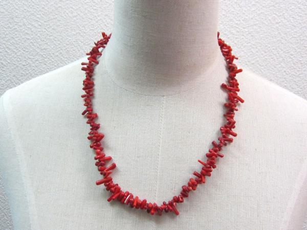 ※品質には万全を期していますが、天然素材であるため模様や形状が異なる場合があります ※色落ちの原因となりますので汗や雨に触れたり、高温多湿での着用をお控え下さい【サイズ・素材】全長 約55cm 素材 珊瑚（染色） 【留意事項】 ※サイズや色が画像と異なる場合がございます ※画像内に使用している装飾品や他アクセサリーは商品に含まれません ※留め具の形状等が予告無く変更になる場合がございます