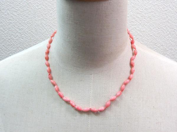 ※品質には万全を期していますが、天然素材であるため模様や形状が異なる場合があります ※色落ちの原因となりますので汗や雨に触れたり、高温多湿での着用をお控え下さい【サイズ・素材】全長 約45cm 素材 珊瑚（染色） 【留意事項】 ※サイズや色が画像と異なる場合がございます ※画像内に使用している装飾品や他アクセサリーは商品に含まれません ※留め具の形状等が予告無く変更になる場合がございます