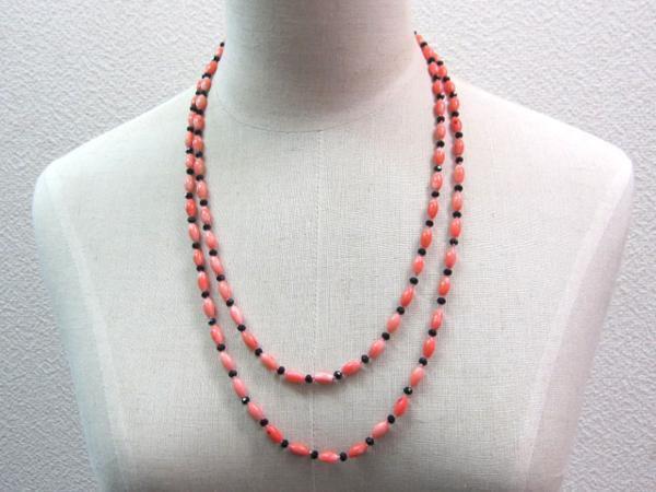 ※品質には万全を期していますが、天然素材であるため模様や形状が異なる場合があります ※色落ちの原因となりますので汗や雨に触れたり、高温多湿での着用をお控え下さい【サイズ・素材】全長 約116cm 素材 珊瑚（染色） 【留意事項】 ※サイズや色が画像と異なる場合がございます ※画像内に使用している装飾品や他アクセサリーは商品に含まれません ※留め具の形状等が予告無く変更になる場合がございます