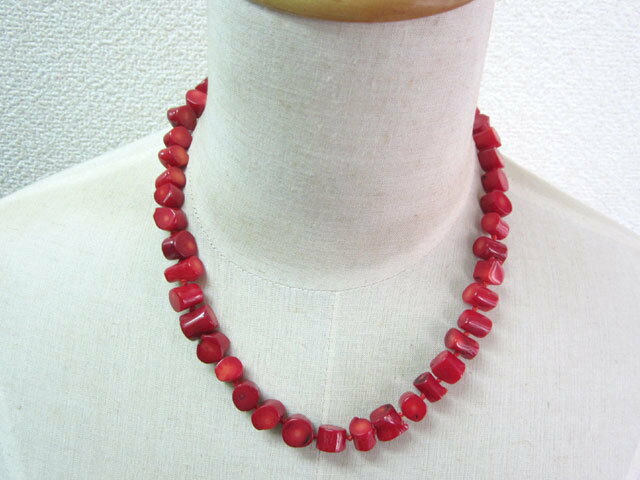 ※品質には万全を期していますが、天然素材であるため模様や形状が 異なる場合があります ※色落ちの原因となりますので汗や雨に触れたり、高温多湿での着用を お控え下さい【サイズ・素材】全長 約45cm 素材 海竹珊瑚（染色）【留意事項】 ※サイズや色が画像と異なる場合がございます ※画像内に使用している装飾品や他アクセサリーは商品に含まれません ※留め具の形状等が予告無く変更になる場合がございます