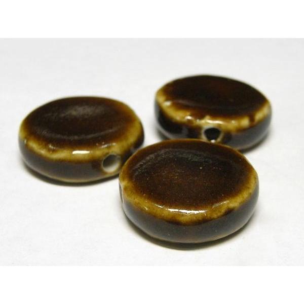 ＜商品説明＞バラエティ豊かな陶器ビーズ粒数 約11個サイズ 約20×7mm【留意事項】※サイズや色が画像と若干異なる場合がございます※画像内に使用している装飾品や他アクセサリーは商品に含まれません※手づくりのため若干の個体差や気泡等がみられる場合がございます