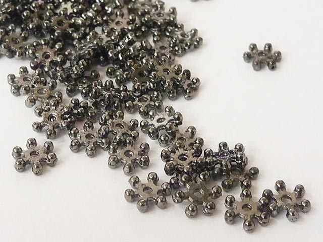 スペーサー フラワー 約7mm ガンメタ (10個入り) チベタン 金属パーツ メタルビーズ アクセサリーパーツ ハンドメイド DIY