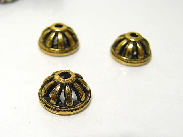 商品説明ビーズに被せて装飾するパーツです。10〜14mmほどのビーズにちょうど良いサイズです（目安）♪コチラの商品はまとめ買いでとてもお得な【パック販売】もございます。サイズ・数量約10mm10個色ゴールド(金古美)注意　