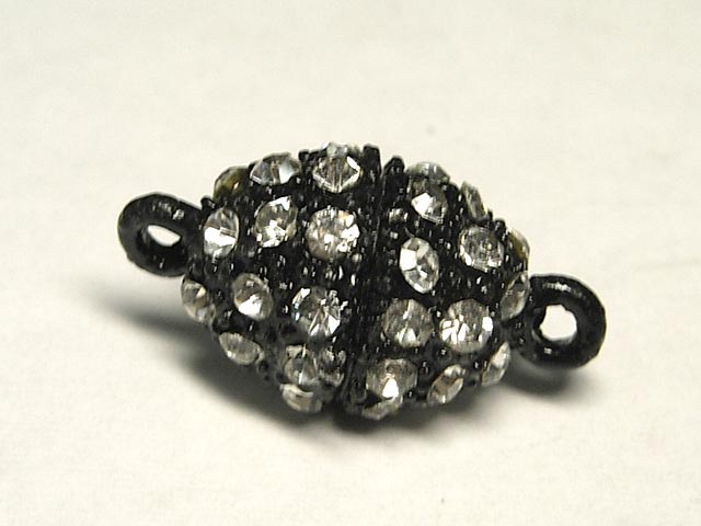 商品説明アクセサリーパーツの定番留め具、マグネットクラスプの1ペア販売です。コチラの商品はまとめ買いでとてもお得な【パック販売】もございます。サイズ・数量約21×11mm1個色ブラック(黒)注意　