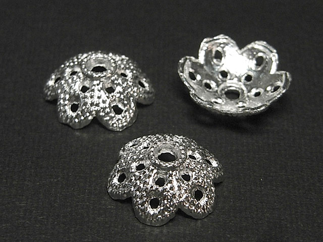 商品説明チベタン系デザインのビーズキャップ。コチラの商品はまとめ買いでとてもお得な【パック販売】もございます。サイズ・数量約12mm10個色古代銀 シルバー(白銀色)注意　