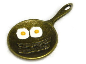 チャーム フライドエッグ 真鍮古美 約41×23mm 【5個セット販売】 アクセサリーパーツ 目玉焼き