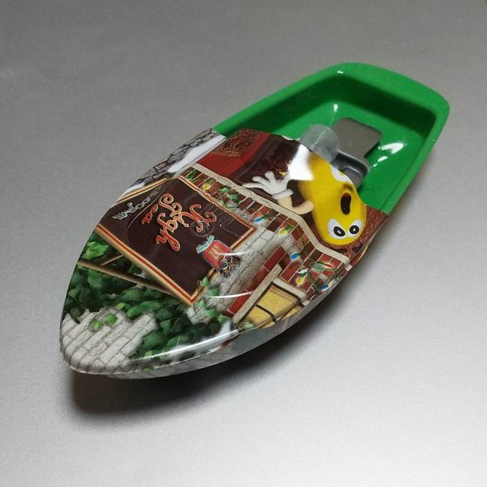 [ 商品名 ]ポンポン ボート (蒸気船)POP-POP BOAT[ 特徴 ]海外製のポンポンボートです。本商品は、ボートが「流線形」のデザインとなっております。(写真1参照)柄は商品によって異なります。柄は選べませんのでご了承ください。(写真5参照)この商品は火を使うおもちゃです。火の取り扱いには、十分注意してください。子供が遊ぶ時は、大人がそばにいて注意を怠らないようにしてください。ブリキ製長さ：14cm重さ：約40g＜送料＞1個まで　660円～2個以上　864円～※運送会社宅配便料金となります。※地域によって料金は増額する場合があります。※個数は他のブリキのおもちゃも含みます。Made in Indiaポンポン 蒸気船 玩具 おもちゃ なつかしい 駄菓子屋 昭和 レトロ ジブリ ポニョ ポンポン船