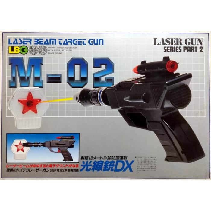 [ 商品名 ]光線銃DX レーザーガン M-02LASER BEAM TAGET GUN M-02[ 特徴 ]ターゲットにレーザービームが命中すると電子サウンドが鳴る驚異のハイテクレーザーガン006P電池2本使用(別売)射程10メートル3000回連射[ メーカー ]マルカ株式会社＜送料＞運送会社宅配便料金　864円～※地域によって料金は増額する場合があります。玩具 おもちゃ オモチャ 男の子 女の子 家族 親子 ファミリー 誕生日 パーティー ゲーム トイガン レーザーガン レーアー銃 光線