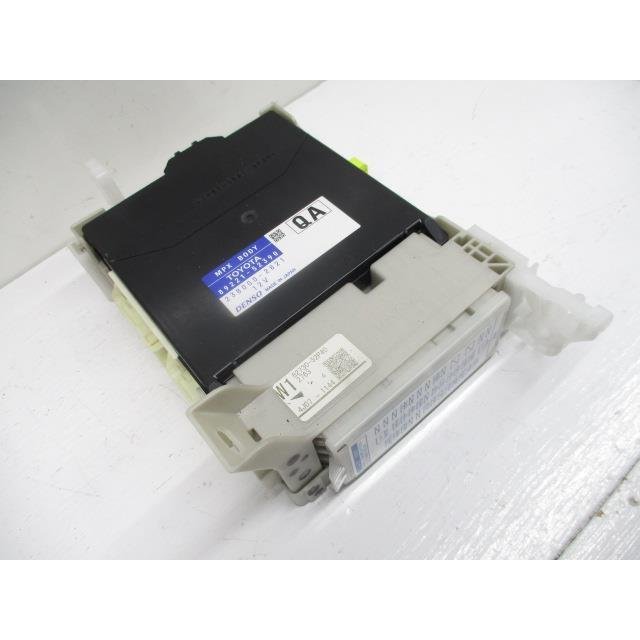 アクア NHP10 (6) ヒューズボックス 238000-2821 82730-52P40 166828 4243