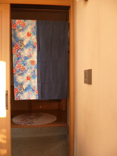 そこにあるだけで、なんとなく懐かしくほっこりする！そんな暮らしをご提案します！！【布のれん】和室、洋室の間仕切りに人気の【御所車】と大和紬和柄暖簾（ミドル丈）目隠し　和風　リビング　キッチン　玄関　和室　子供部屋　アップサイクル