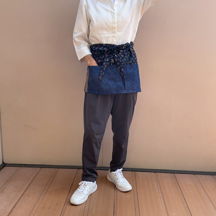 唐辛子文に紺地ポケット手作りカフェエプロン/在庫1/レンガ色　紺/108x33 /大きめサイズ /コットン/ブ..