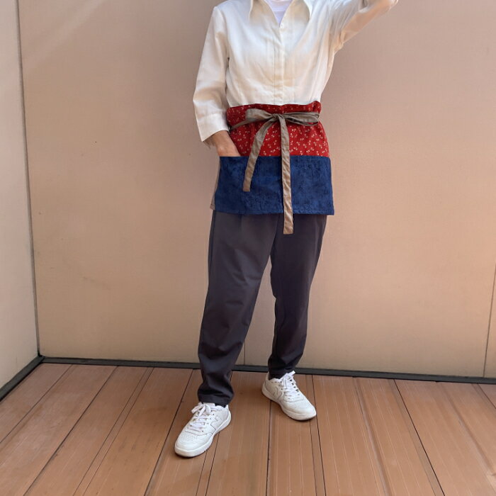 秋とんぼ文に紺地ポケット手作りカフェエプロン/在庫1/レンガ色　紺/104x33 /大きめサイズ /コットン/..