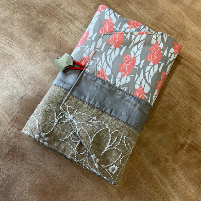 和柄プリントパッチワーク文庫本用ブックカバー/在庫1/19x34/送料無料 / 絹 ポリエステル/ 本カバー かわいい 可愛い 敬老の日 ギフト お返し お祝い...