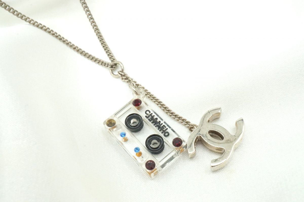 シャネル レア 04P ネックレス ココマーク カセットテープ スウィングチャーム カラーストーン装飾 銀 ..