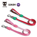 zee.dog LEASH （リード） 柔らかく耐久性のあるzee.dogのリードは、ゴム製のスカルエンブレムが特徴です。 カラビナには「SUPER HOOK」と呼ばれる特許取得済みのロックシステムを採用し、スクリューを回して確実にロックすることができます（S/Lサイズのみ）。 360度回転しますので、リードが絡まる心配もありません。 また手袋をしたままでも簡単に取り外しが出来ます。 XS サイズ： 幅：1cm 長さ：120cm 本体重量：29g 適応体重：〜10kg 引張強度：63kg S サイズ： 幅：1.5cm 長さ：120cm 本体重量：77g 適応体重：〜15kg 引張強度：137kg L サイズ： 幅：2.5cm 長さ：120cm 本体重量：130g 適応体重：〜30kg 引張強度：180kg カラー： YANSUN （ヤンスン） LOLA （ローラ） PINK WAVE （ピンクウェイブ） PINNA （ピナ） TERRAZZO GREEN （テラゾグリーン） 素材：ポリエステル、TPR、亜鉛合金 発売元：zee.dog（ブラジル） 原産国：中国 日本輸入発売元：株式会社オーディーアイ ＊商品の仕様、および価格等は予告なく変更される場合がございます。 ＊商品は少量輸入品につき、売り切れの場合がございます。 CONNECTING DOGS &amp; PEOPLE. ■カワイイからカッコイイ時代へ zee.dog（ジードッグ）はブラジルから全世界に発信される今一番新しく、トレンディなdog brand。 アメリカではニューヨークSOHOにブランドショップを構え、これまでのdog goodsには無かったデザインと高品質な製品をシーズン毎にラインナップするプレミアムドッグブランドです。 また首輪やリード以外にも、アパレルやその他様々な関連グッズをzee.dogブランドでご提案しています。 ■シーズン毎にモデルチェンジ zee.dogはアパレルブランドの様にシーズン毎に最新流行のデザインやカラーを取り入れた製品をリリースしています。 従って、通常の犬具メーカー製品の様に同じデザインを長く販売致しません。 シーズンが終わると新しいデザインを順次ご提案して参りますので、一度入荷した製品が売り切れると再生産・再入荷はございません。気になるデザイン、サイズがあればお早めにお求め下さい。 ご希望の商品が売り切れの場合は念の為、お問い合せ下さい。在庫があればご案内できますが、売り切れの場合が大半です。 次期ニューモデルにご期待下さい。 ■zee.dog friendsになって世界デビュー zee.dog輸入元のオフィシャルwebサイトでは新製品情報や商品紹介はもちろん、instagramに投稿された世界中のzee.dogユーザーの愛犬フォトを公開しています。 あなたの愛犬もzee.dogグッズをゲットして世界中から「いいね！」をもらっちゃおう。 #zeedogfriends #zeedogjapan zee.dog 輸入元直販サイトです。 サイズが合わない場合は、豊富な在庫からサイズ交換が可能です。（再発送分の送料サービス） ＊交換時の返品送料はお客様にご負担いただいております。 万一商品に不具合がある場合は返品・返金が可能です。 キャンセル・返品（返金・交換）について その他の zee.dog 商品はこちら 全ての zee.dog 商品を見る 天然成分だけでダニから愛犬を守る。ダニーム zeedog ジードッグ 犬具 犬 いぬ イヌ わんちゃん ワンコ 犬用 ペット リード リーシュ ロープ 簡単装着 ロック付き 耐久性 丈夫 小型犬 中型犬 大型犬 おしゃれ かわいい カラフル ビビッド 派手 プレゼント ギフト 高品質 散歩