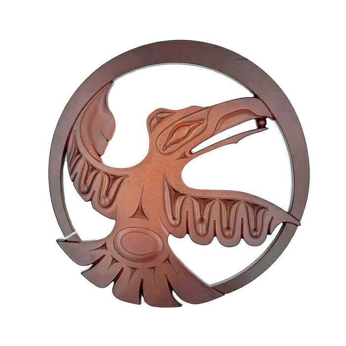 ■サイズ：200×200mm■アーティスト：Gitxsan 族Karen Francis■シンボル：RAVEN ワタリガラスは世界に光をもたらした創造主である。ファーストネーションズ神話における最も重要な文化的なヒーロー（英雄）で、彼らは何事をも可能にしてしまう、ずる賢さを兼ね備えた手品師であり、そのマジックを使い天地創造に関係したと云われています。 太陽・月・星を空に、魚を海へ、鮭を川へ、食べ物を陸へ導いたと言われています。レイブンはいたずら好きで、時に自分の姿を変えて人々の前に姿を現します。■商品説明：トリベットという鍋敷きタイルです。リサイクルガラスを型に入れて冷え固まったものをペイントした3Dのお洒落な鍋敷きです。普段はインテリアをお洒落に演出するタベストリとしても飾っていただけます。そして実用的に熱いケトルや鍋をテーブルに乗せられるナベシキになります。使い終わったらさっと拭いて、さっと元の壁掛けアートに元通り！貴方の食卓をお洒落に、便利に、楽しくするインディアン鍋敷きです。